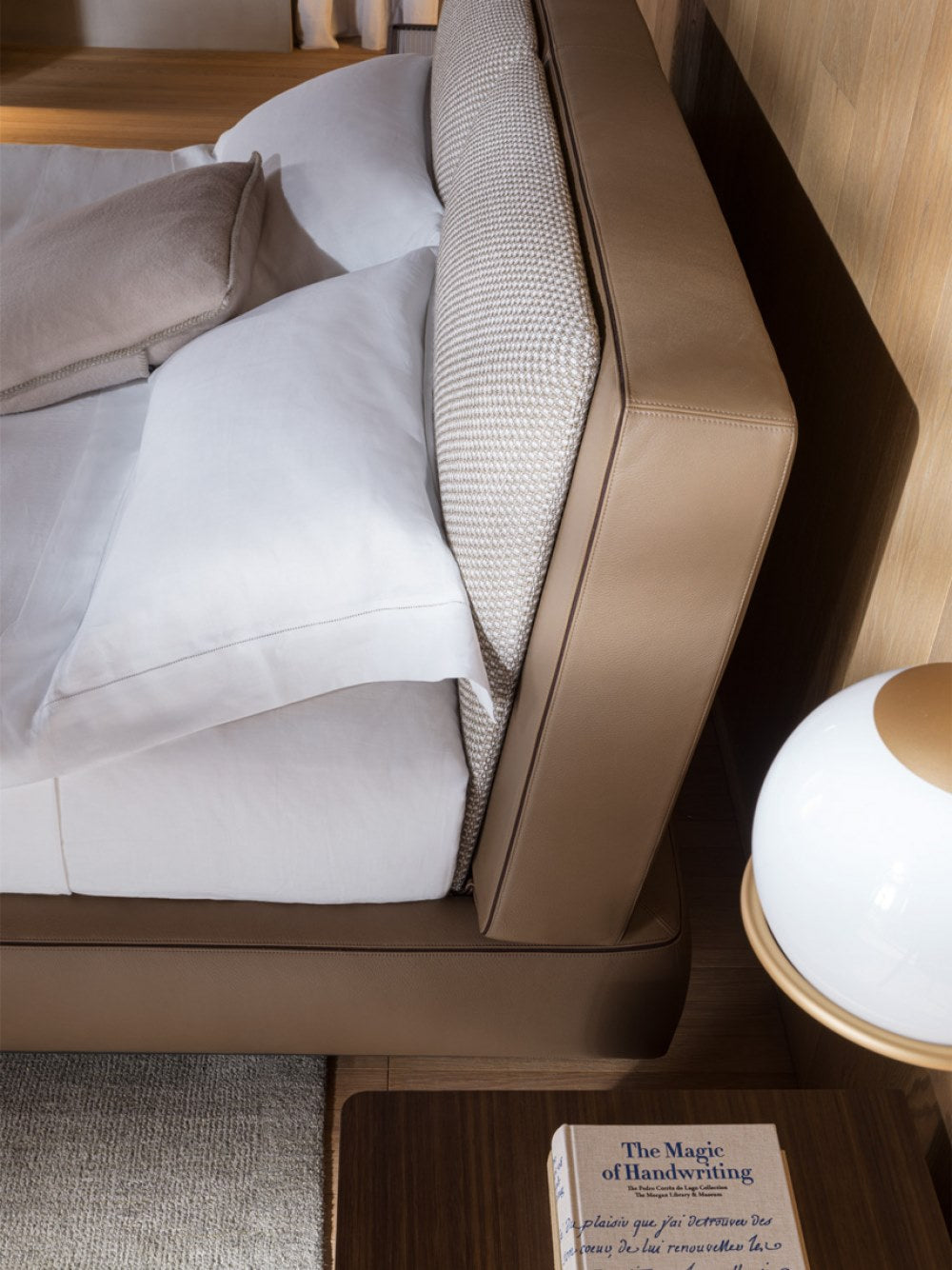 Molteni&C ALDGATE Bed by Rodolfo Dordoni | Luxury Upholstered Bed