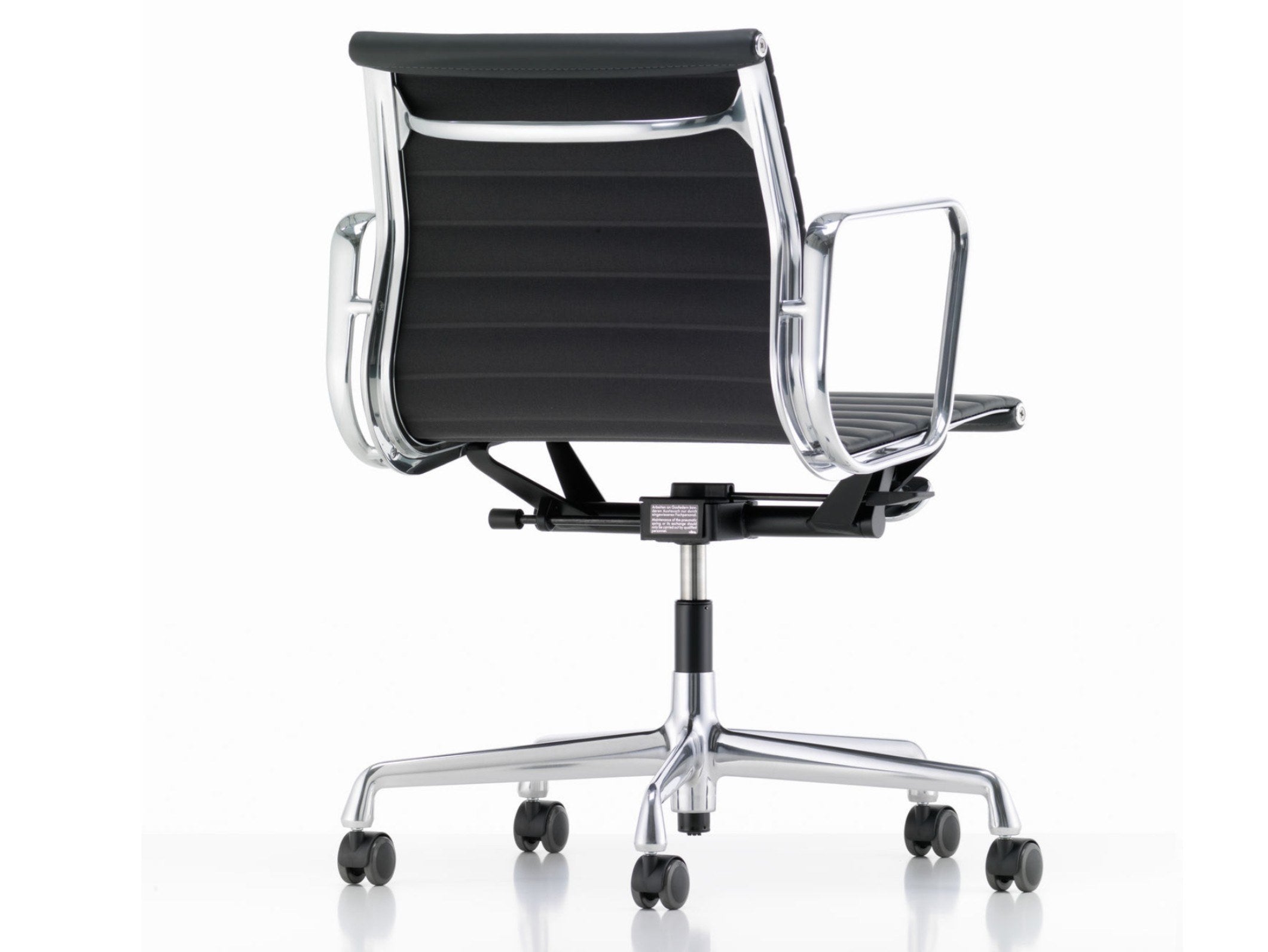 Vitra Aluminium Chair EA 117 | Office Chair by Charles & Ray Eames