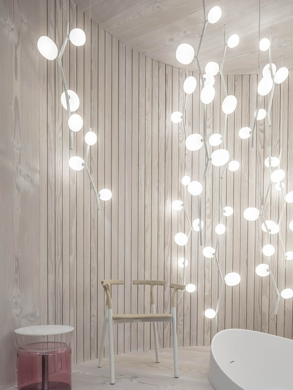 Ivy Vertical Pendant Lamp | Luxury Lighting | Brokis