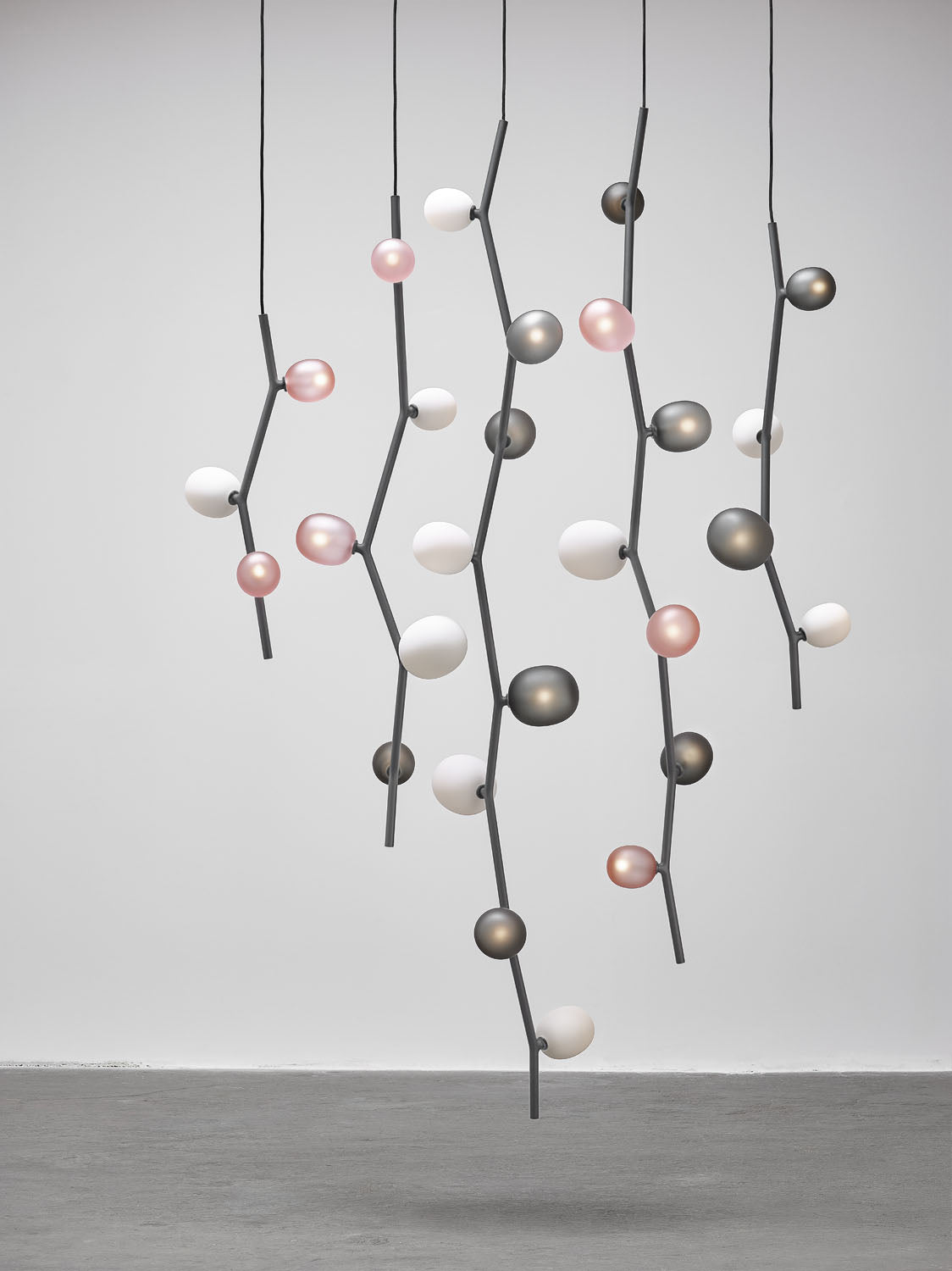 Ivy Vertical Pendant Lamp | Luxury Lighting | Brokis