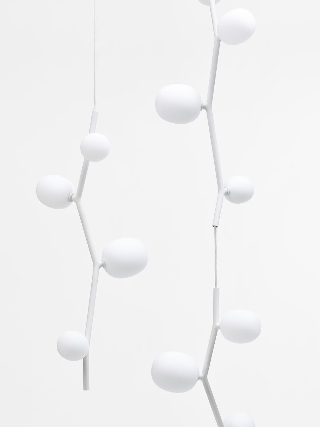 Ivy Vertical Pendant Lamp | Luxury Lighting | Brokis