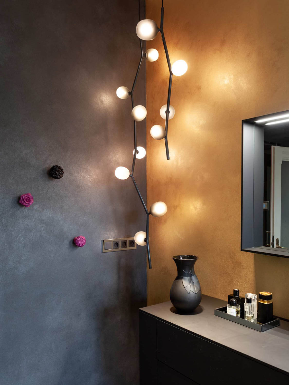 Ivy Vertical Pendant Lamp | Luxury Lighting | Brokis