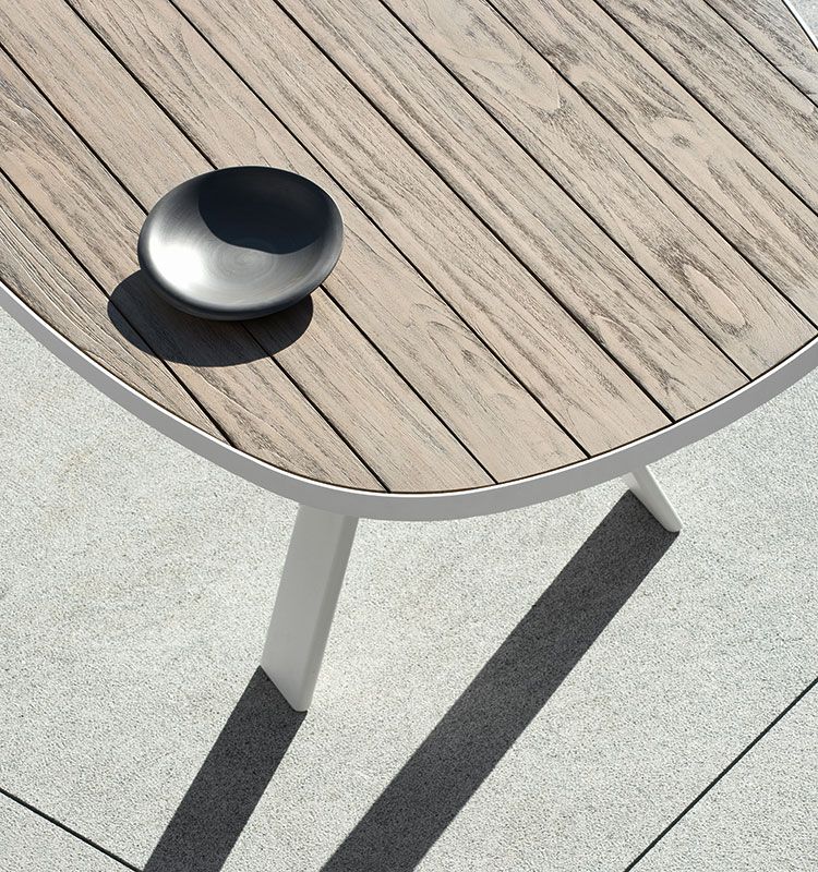 Esedra Oval Dining Table | Designed by Luca Nichetto | Ethimo