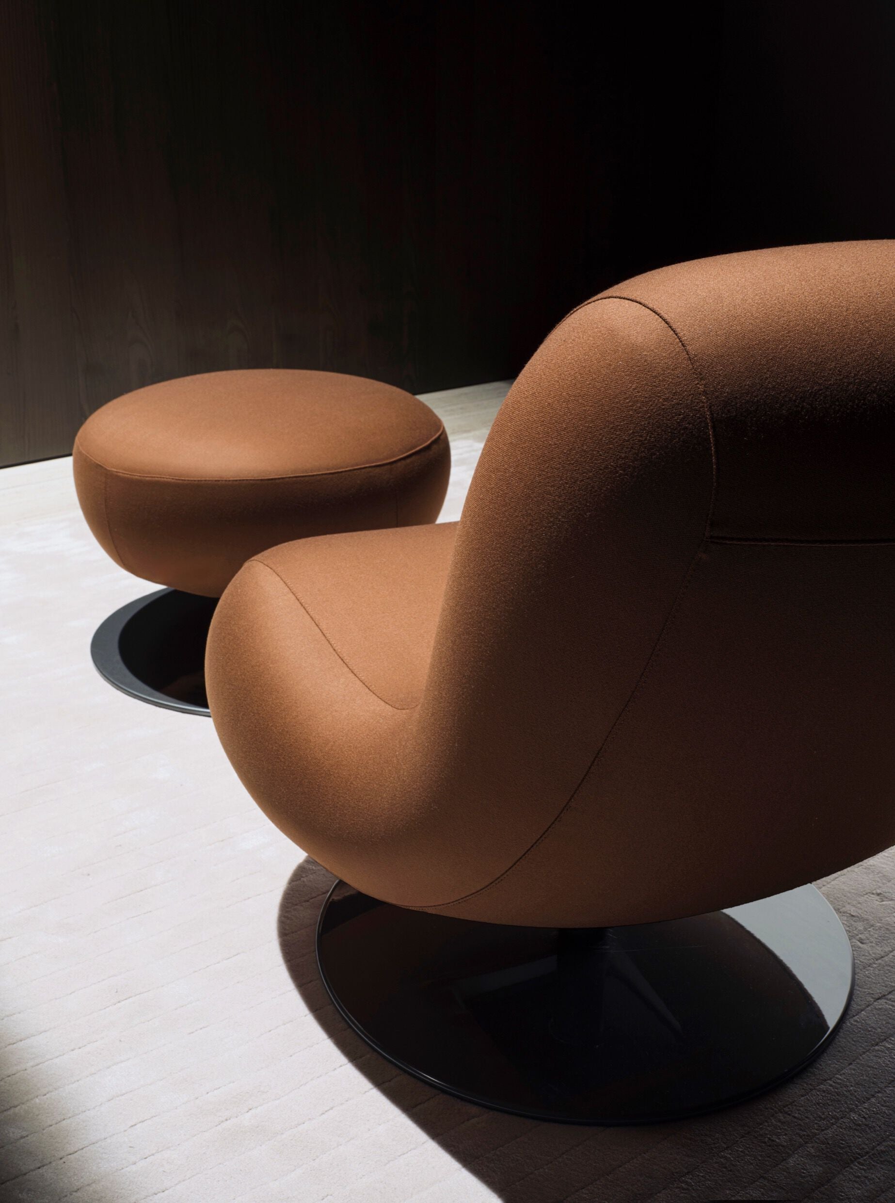 Bosco Swivel Armchair by Naoto Fukasawa | Luxury Leather Lounge Chair