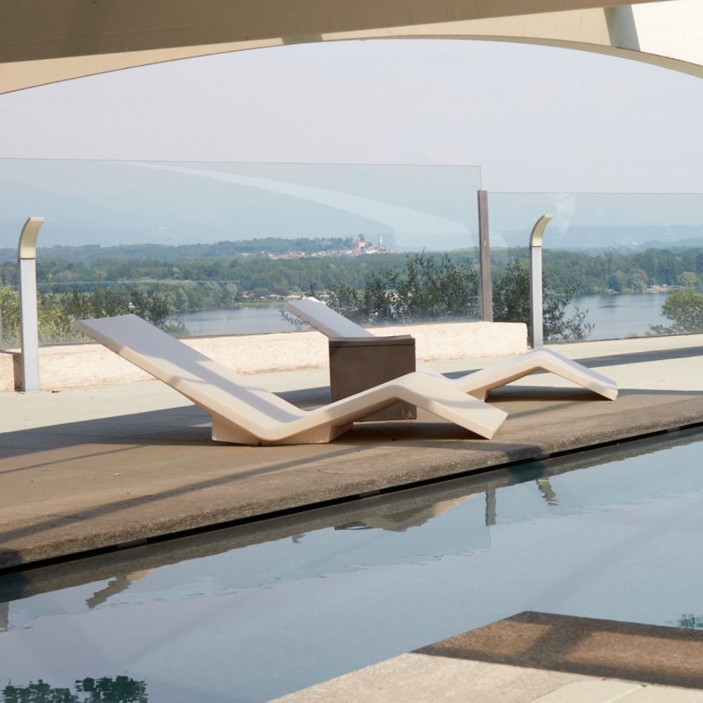 Aqua Sunbed — Sculptural Modern Outdoor Lounger by Serralunga
