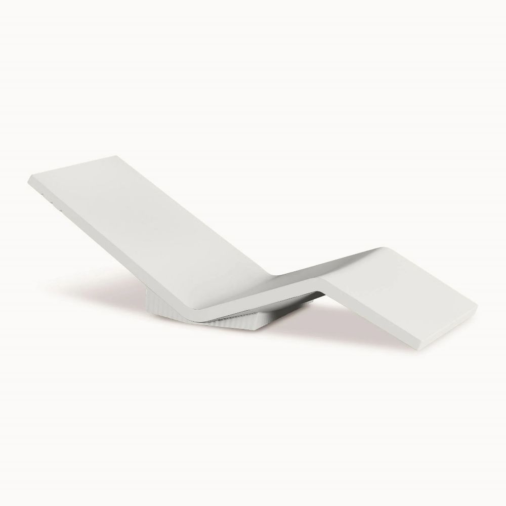 Aqua Sunbed — Sculptural Modern Outdoor Lounger by Serralunga