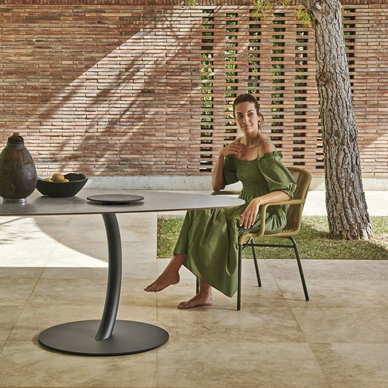 Flexion Round Dining Table | Designed by Edoardo Gherardi | Varaschin