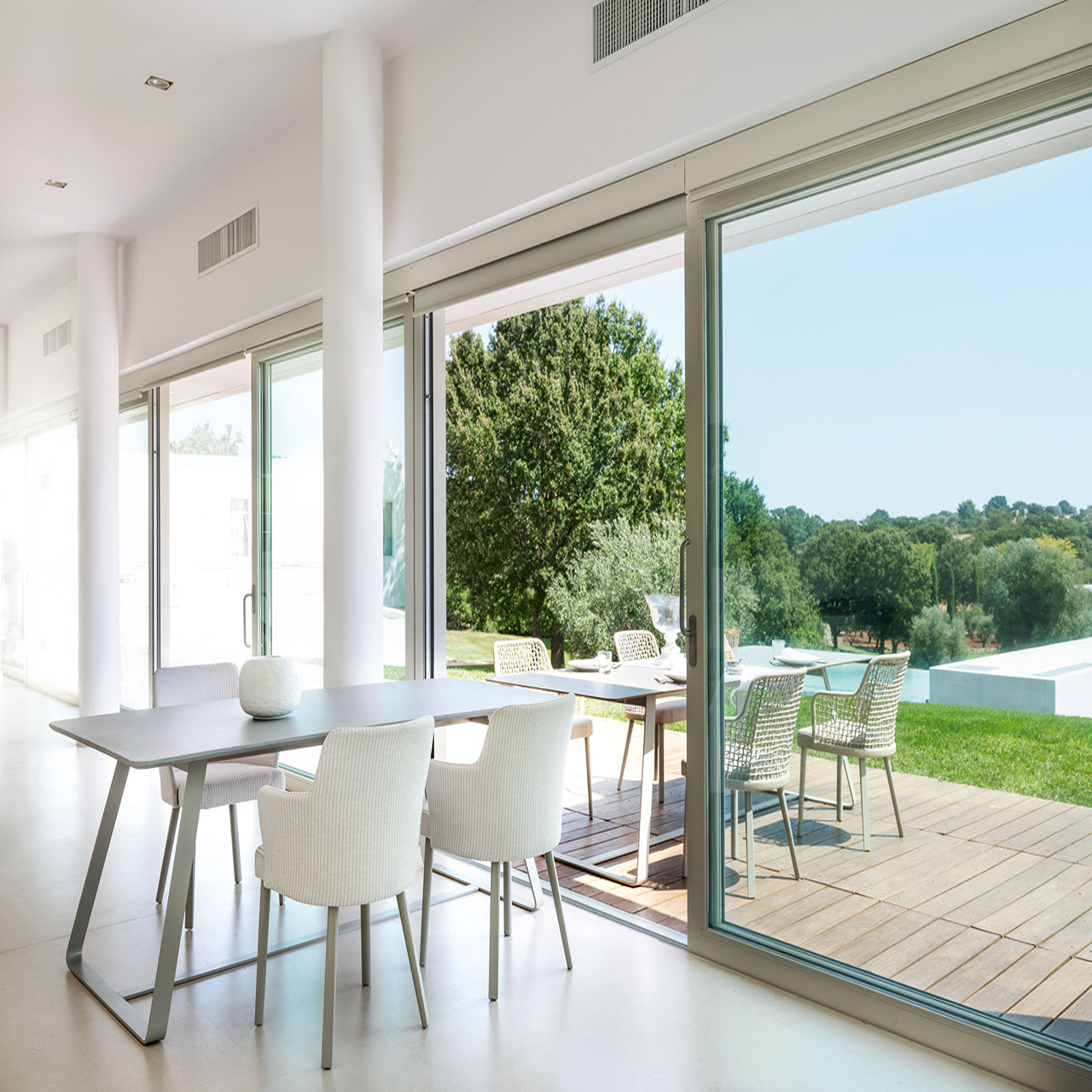 Kolonaki Oval Dining Table | Designed by Calvi Brambilla | Varaschin