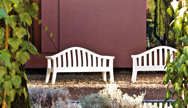 Giulietta Bench — Modern Sculptural Indoor/Outdoor Seating by Serralunga