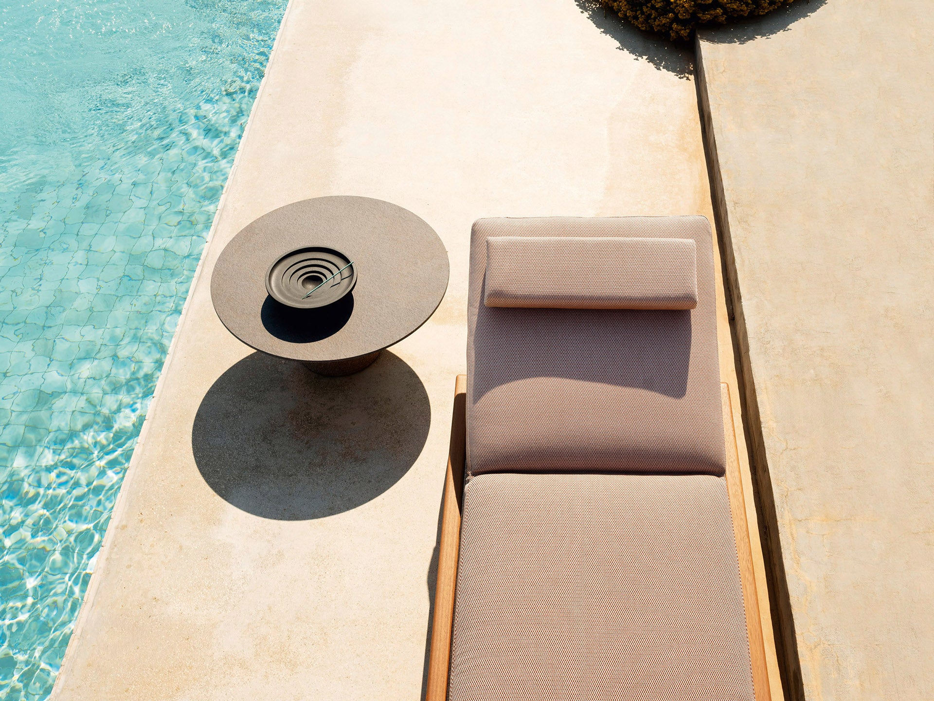 Gianna Outdoor Sunbed | Designed by Monica Armani | Varaschin