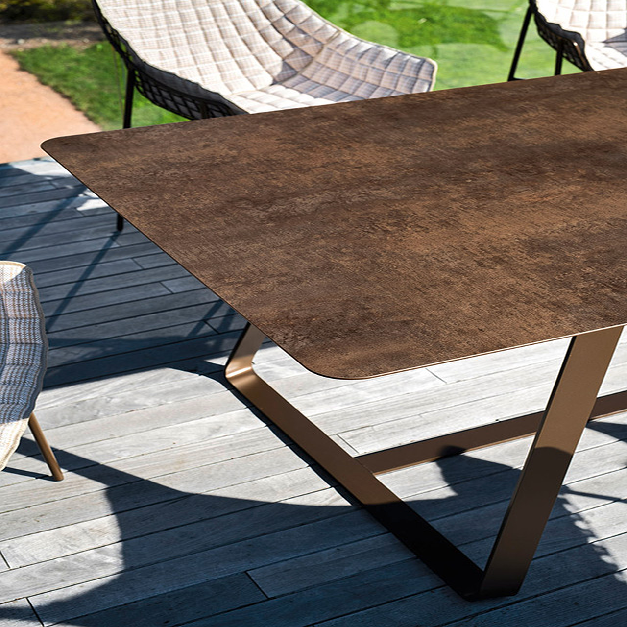 Kolonaki Oval Dining Table | Designed by Calvi Brambilla | Varaschin