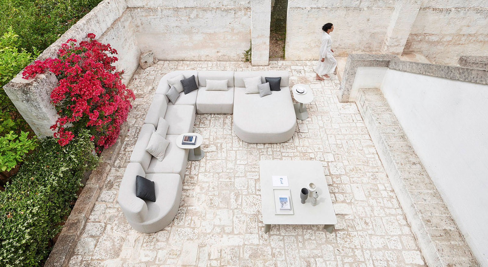 Plinto Outdoor Coffee Table | Designed by Pio & Tito Toso | Varaschin
