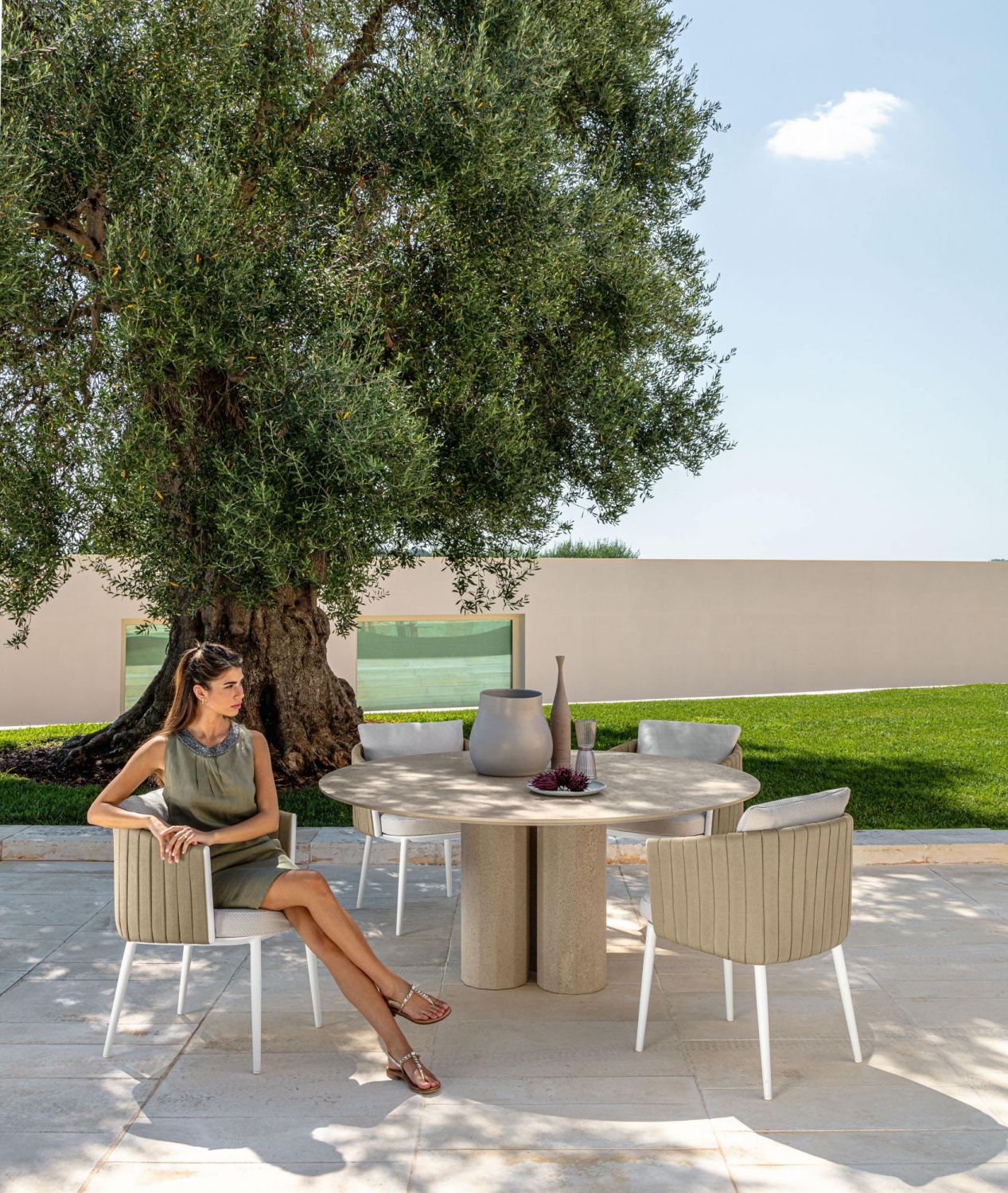 Salinas Concrete Round Dining Table | Luxury Talenti Outdoor Living