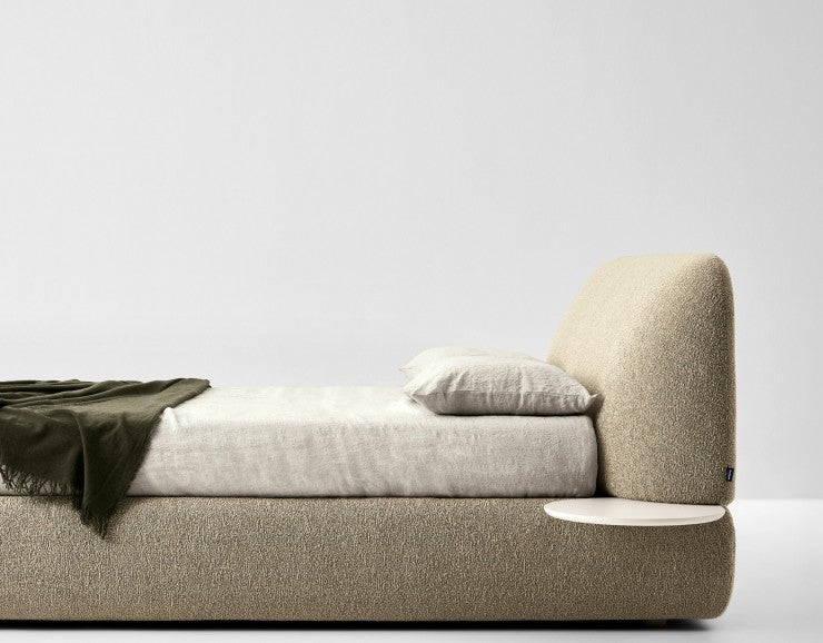 Stilllife beige chair