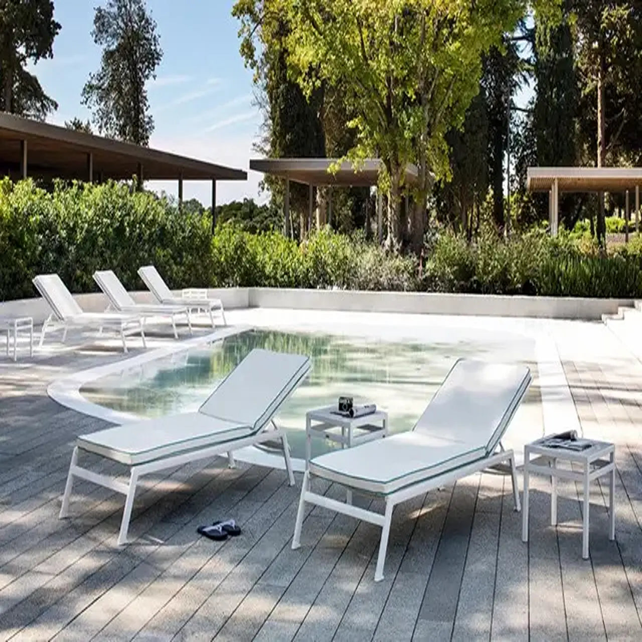 Victor Stackable Sunbed | Designed by R&S Varaschin | Varaschin