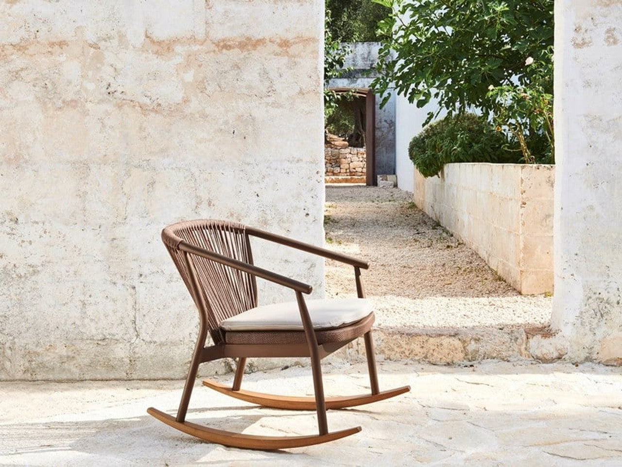 Smart Rocking Lounge Chair | Designed by DESIGN R&D | Varaschin